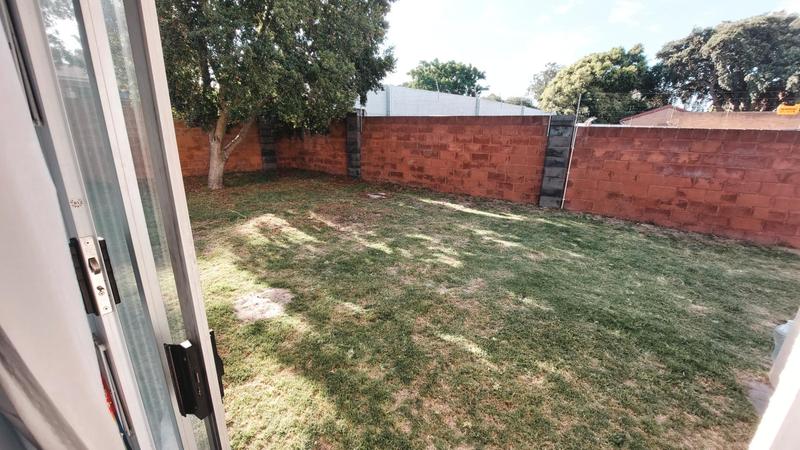 To Let 1 Bedroom Property for Rent in Oakglen Western Cape